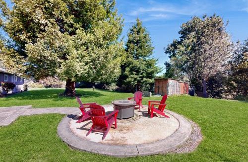 Cleone House | Charming Fort Bragg Home with Ping-Pong & Fire Pit