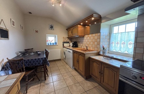 Bourbon-l'Archambault Cottage | Charming farmhouse with garden, pets allowed