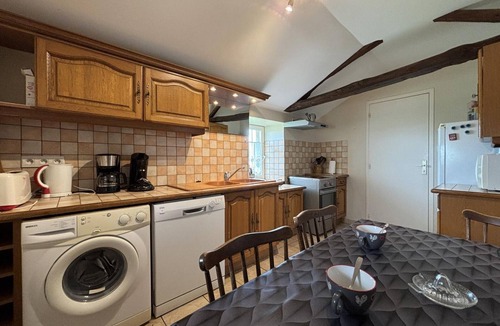 Bourbon-l'Archambault Cottage | Charming farmhouse with garden, pets allowed