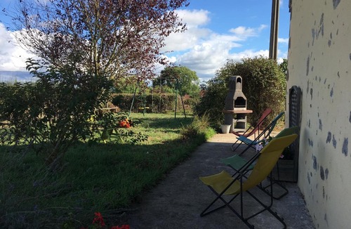 Bourbon-l'Archambault Cottage | Charming farmhouse with garden, pets allowed