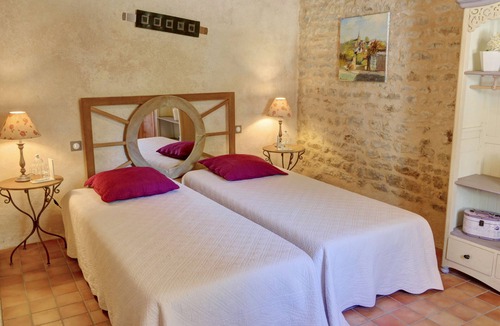 Coulonges-sur-l'Autize Cottage | Charming gîte with heated pool and spa near the Marais Poitevin