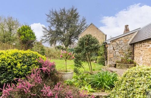 Coulouvray-Boisbenatre Cottage | Charming house with enclosed garden in Coulouvray-Boisbenâtre