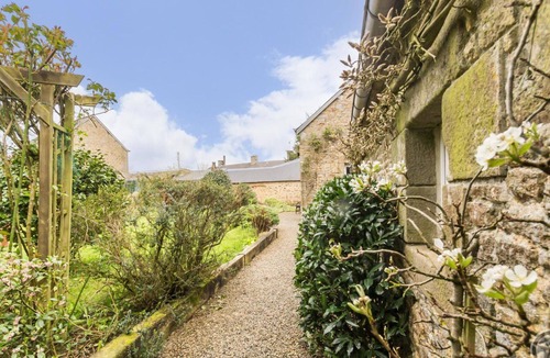 Coulouvray-Boisbenatre Cottage | Charming house with enclosed garden in Coulouvray-Boisbenâtre