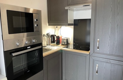 Mezieres-sur-Ponthouin Cottage | Charming Riverside Mill - Pets Allowed