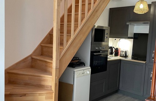 Mezieres-sur-Ponthouin Cottage | Charming Riverside Mill - Pets Allowed