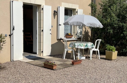 Mezieres-sur-Ponthouin Cottage | Charming Riverside Mill - Pets Allowed