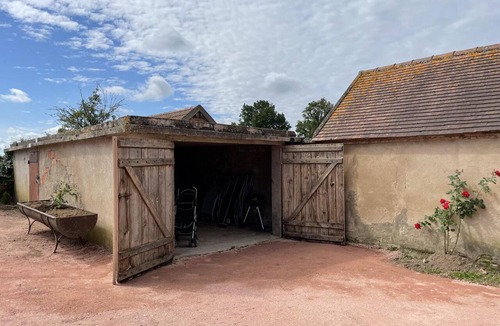 Pierrefitte-sur-Loire Cottage | Charming Renovated Cottage in Pierrefitte-sur-Loire, Countryside View