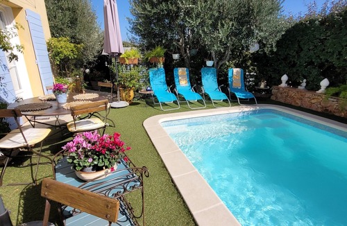 Roquebrune-sur-Argens Villa | Charming gîte with pool and garden