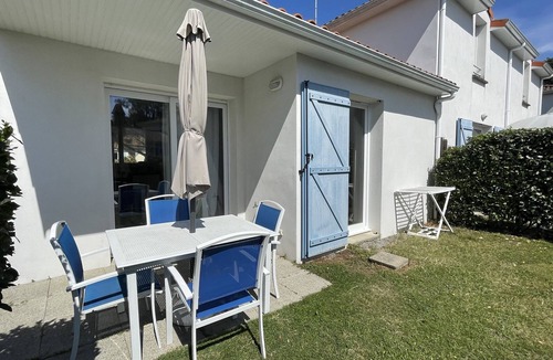 Saint-Brevin-l'Ocean House | Charming Maisonette with Pool, Terrace, and Private Parking near Atlantic Coast