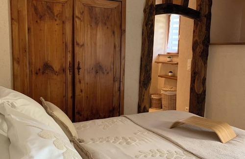 Saint Meloir-des-Bois Bed & Breakfast | Charming private room with a kitchenette