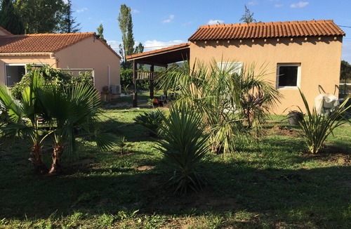 Saint-Quentin-la-Poterie House | Charming room in a quiet estate
