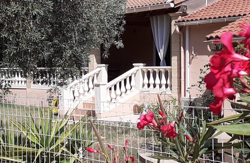 Saint-Quentin-la-Poterie House | Charming room in a quiet estate