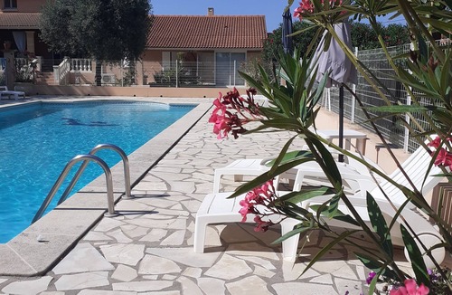 Saint-Quentin-la-Poterie House | Charming room in a quiet estate