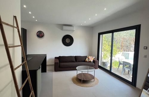 Villeneuve-les-Avignon Apartment | Charming 37 M2 studio with small garden in Villeneuve les Avignon
