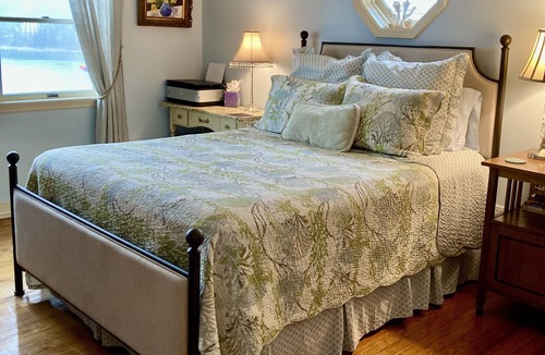East Marion House | Charming French Country waterfront, Bay Beach. Hot tub! New rates & Discounts!