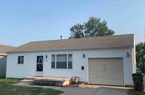 Grand Island House | Charming Fully Furnished 2 Bedroom House & Garage