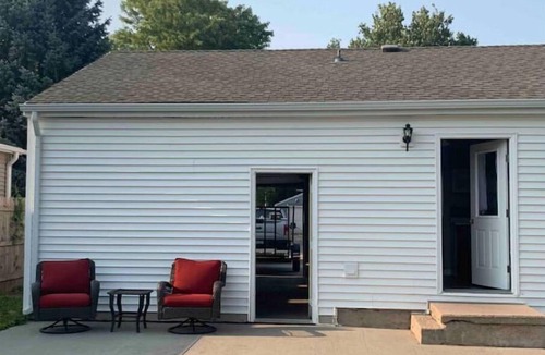 Grand Island House | Charming Fully Furnished 2 Bedroom House & Garage