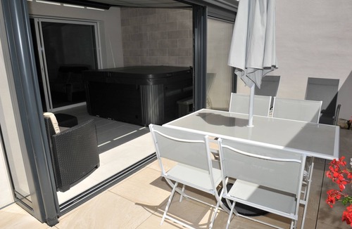 Saujon Apartment | Charming furnished with jacuzzi