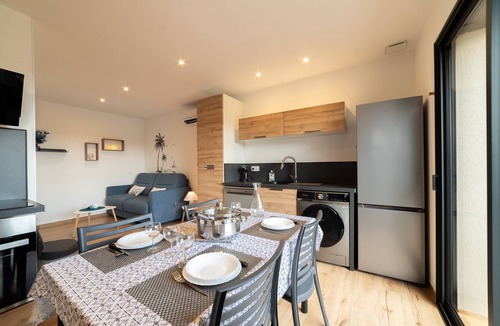 Sorede Cottage | Charming Gîte 'Côté Mer' with Mountain View, Wi-Fi and Air Conditioning