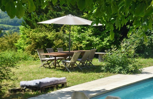 Lusignan-Petit Cottage | Charming gîte in a green setting