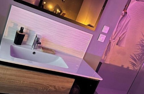 Villefranche-sur-Cher House | Charming gîte *La parenthèse*, whirlpool bath