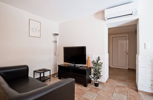 Ceret Apartment | Charming garden apartment with private terrace and playground