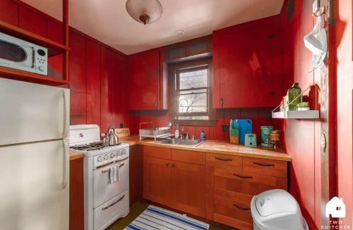 Downtown Berkeley House | Charming Garden Cottage & Walk to UC & BART & Parking