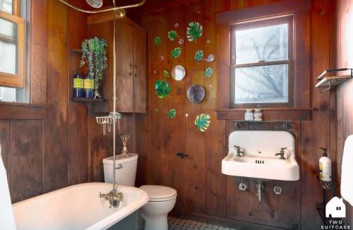 Downtown Berkeley House | Charming Garden Cottage & Walk to UC & BART & Parking