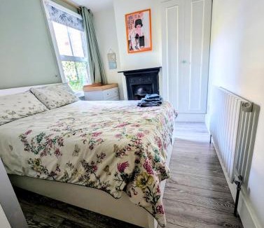 Larkhall Apartment | Charming Garden Flat in Battersea