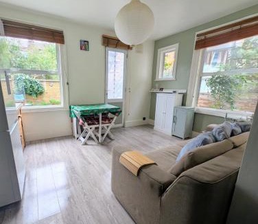 Larkhall Apartment | Charming Garden Flat in Battersea