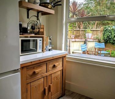 Larkhall Apartment | Charming Garden Flat in Battersea