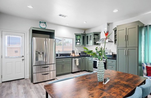 Creswell House | Charming Garden Grove Retreat with Modern Comforts