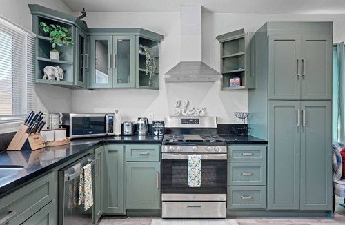 Creswell House | Charming Garden Grove Retreat with Modern Comforts