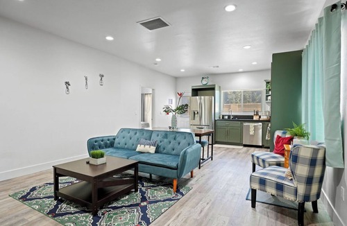 Creswell House | Charming Garden Grove Retreat with Modern Comforts