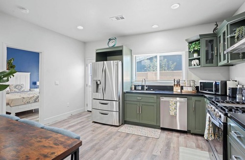 Creswell House | Charming Garden Grove Retreat with Modern Comforts