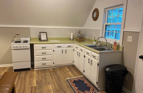 Wise Apartment | Charming Garden Loft within walking distance of historic downtown Warrenton