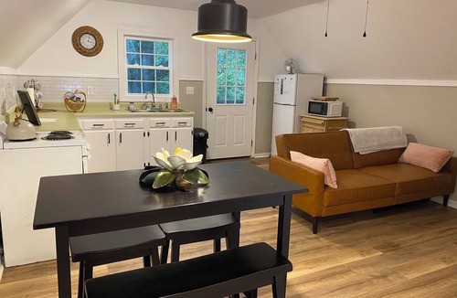 Wise Apartment | Charming Garden Loft within walking distance of historic downtown Warrenton