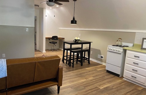 Wise Apartment | Charming Garden Loft within walking distance of historic downtown Warrenton