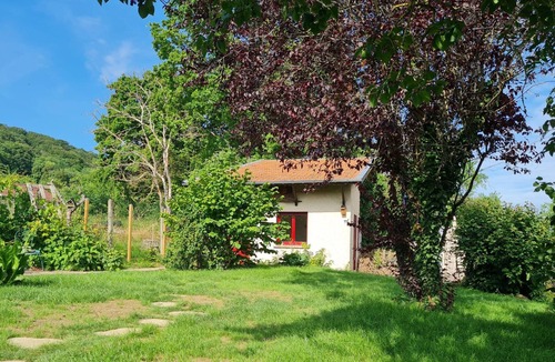 Lagney Cottage | Charming Garden Retreat: Cozy Studio, Private Terrace, Near Vineyards & Forest Trails