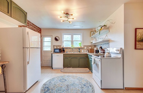 Gardiner House | Charming Gardiner Home w/Yard & Sunroom