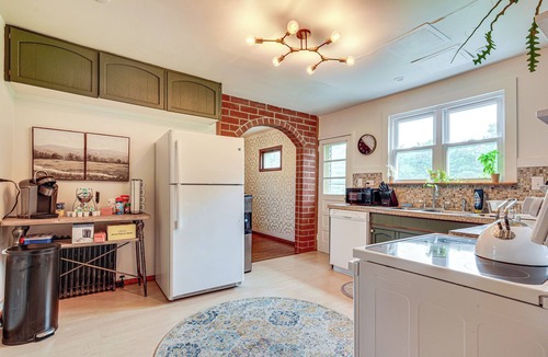 Gardiner House | Charming Gardiner Home w/Yard & Sunroom
