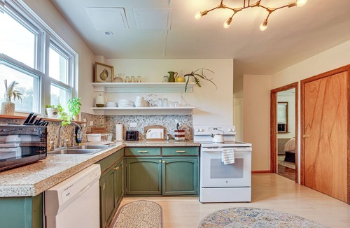 Gardiner House | Charming Gardiner Home w/Yard & Sunroom