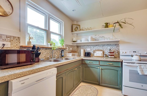 Gardiner House | Charming Gardiner Home w/Yard & Sunroom