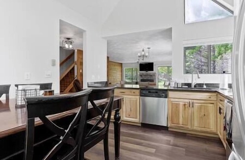 Jefferson Township House | Charming Getaway Hidden Valley 4BR+3Bath Hot Tub