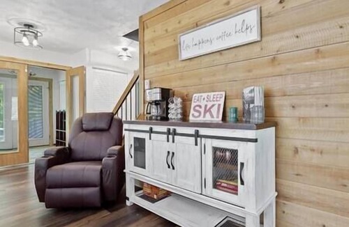 Jefferson Township House | Charming Getaway Hidden Valley 4BR+3Bath Hot Tub