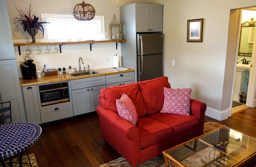 Parker Ridge Apartment | Charming Getaway Nest ❤ Pillow-Top Bed ❤ Super Clean