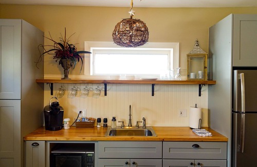 Parker Ridge Apartment | Charming Getaway Nest ❤ Pillow-Top Bed ❤ Super Clean