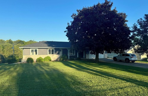 Scott County House | Charming Getaway: 3 BR LeClaire Home
