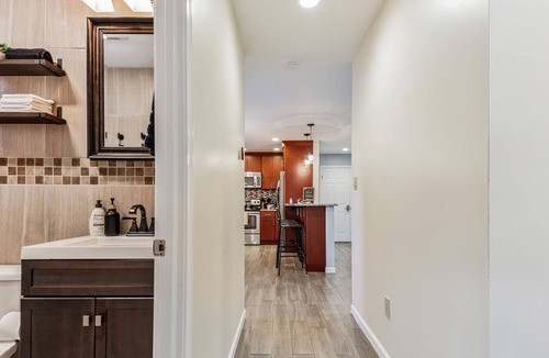 Levittown House | Charming Getaway: King Bed/3 TVs/Large Backyard/Centrally Located - New Listing!