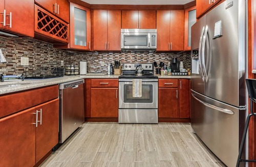 Levittown House | Charming Getaway: King Bed/3 TVs/Large Backyard/Centrally Located - New Listing!